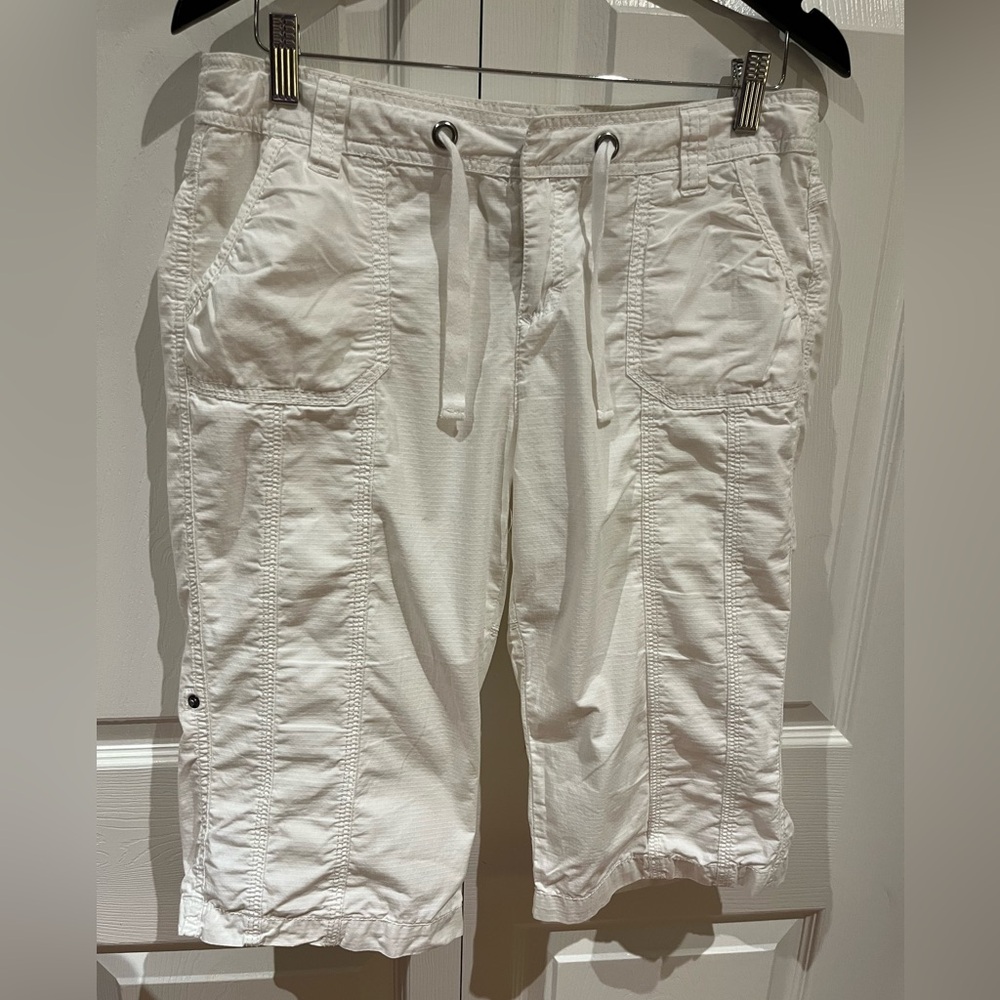 White cropped pants with rollup feature
